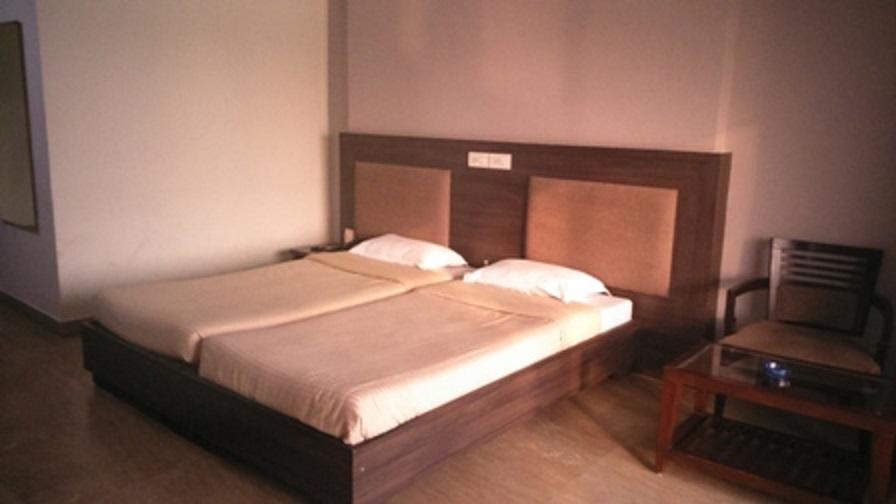 Veena Regency Hotel Chās Екстериор снимка