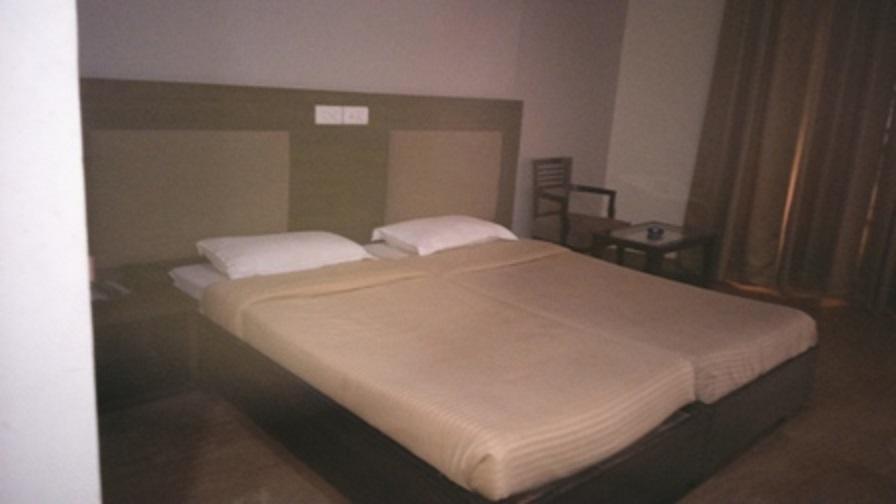 Veena Regency Hotel Chās Екстериор снимка